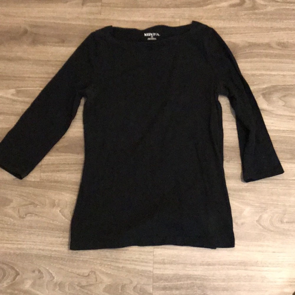 Quarter sleeve boatneck black top.